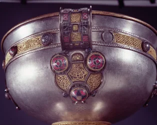 Ardagh Chalice, Reerasta, County Limerick stříbrný se stříbrným zlacením, smaltem, mosazí a bronzovými detaily z 228699